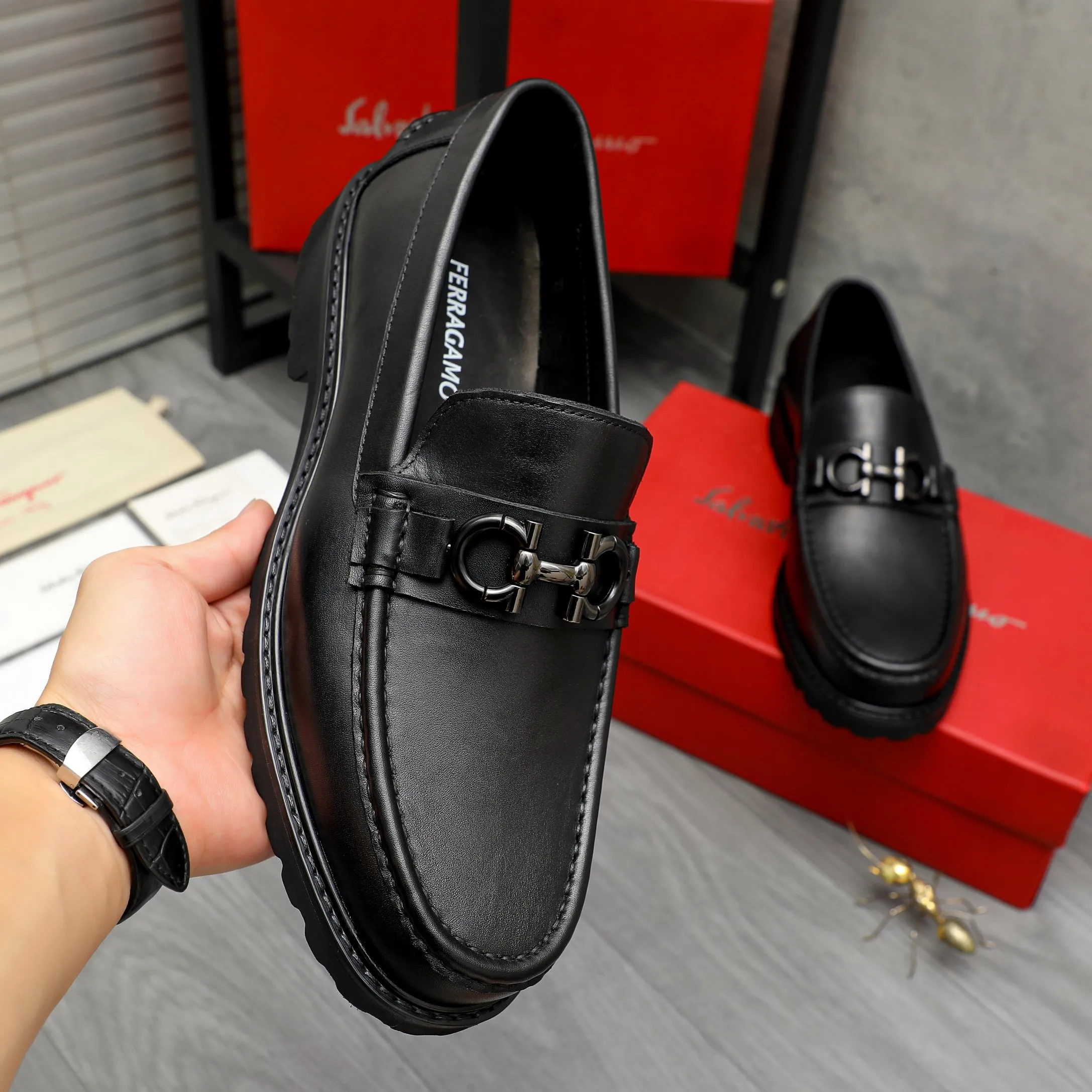 Men's shoes 💰442 Product trademark: Ferragamo "Ferragamo" business formal leather shoes Regular size: 38-46 (45.46 custom-made and non-refundable) Product materials: Selected high-quality cowhide upper, cowhide lining, non-slip rubber outsole